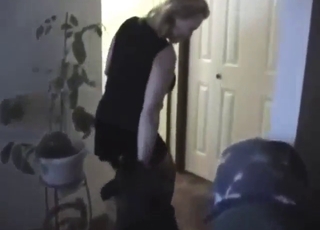 Sua lingerie sexy está encharcada enquanto ela pega o pau com prazer intenso e suor brilhante