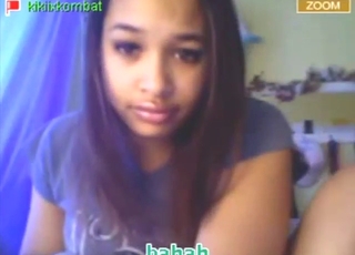 Güzel kız parmağıyla kendine dokunuyor, terli cilt ve ıslaklık parlıyor