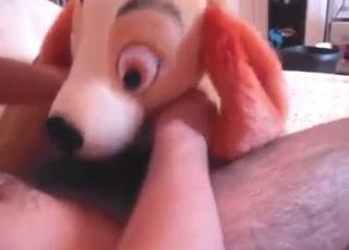 Plushie orale yiff fuck met een slerige hond in intieme setting
