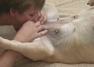 Zoophile đang tận hưởng niềm vui liếm lỗ đít cùng thú cưng của mình