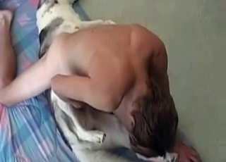 สัตว์กำลังถูกรุมเร้าโดยมนุษย์ผู้หลงใหลในธรรมชาติอย่างดุเดือดและโรแมนติก